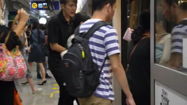 La foule de personnes sur la plate-forme va en train dans le métro — Video