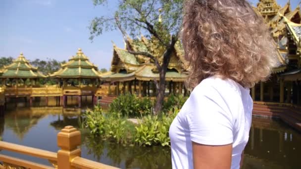 Touristin zu Fuß in der antiken asiatischen Stadt Muangboran in Thailand — Stockvideo