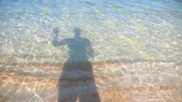 Silhouette von winkenden Touristen am Paradiesstrand am Meer — Stockvideo