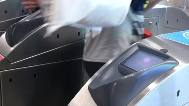 Pessoas passando por torniquete no metrô aplicando cartões de ingresso — Vídeo de Stock