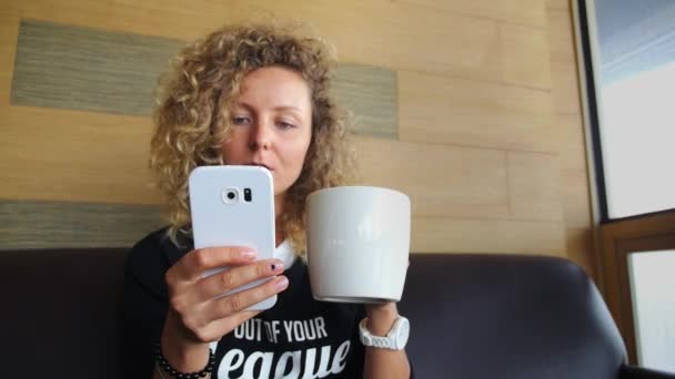 Stílusos Hipster nő kávéval Mobiltelefon használata — Stock videók