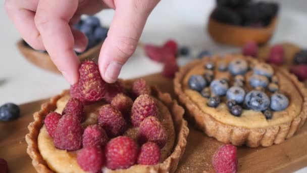 Preparazione di torte vegane con bacche. Dessert senza zucchero alternativi sani . — Video Stock