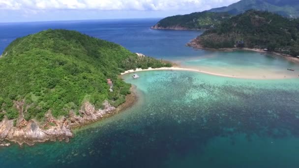 Luchtfoto van eiland met tropisch strand en azuurblauwe zee — Stockvideo