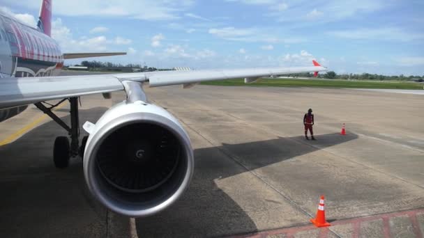 Самолет с турбиной готовится к взлету — стоковое видео