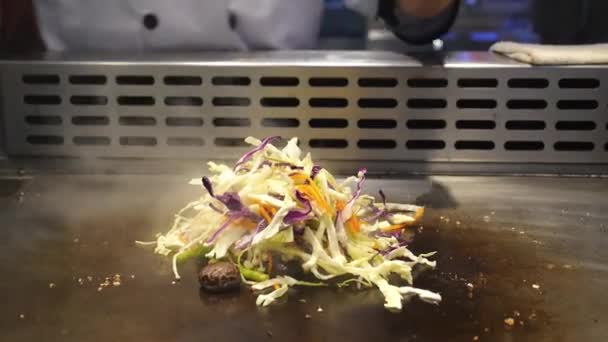 Chef koken gezond vegetarisch voedsel op friteuse — Stockvideo