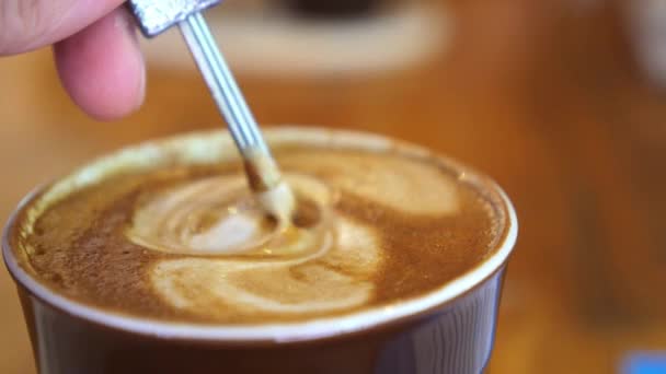 Café con leche de cerca con espuma gruesa — Vídeos de Stock