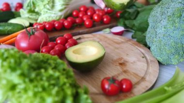 Organik sebzeler ve Avokado. Yakın çekim..