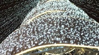Mutlu Noeller ve mutlu yıllar. Geceleyin Aydınlanan Noel Ağacı.