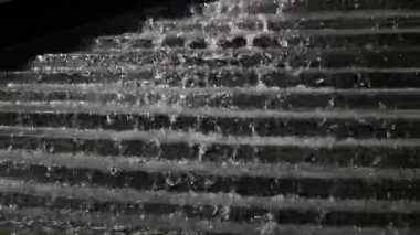 Çeşmedeki Merdivenlerden Temiz Su akıyor