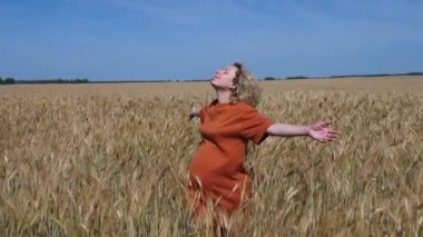 Mutluluk, Hamilelik, Doğum, Özgürlük, Doğa Konsepti. Sahadaki Hamile Kadın.