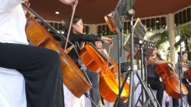 Senfoni Filarmoni Orkestrası Sahnede Sahne alıyor. Bangkok, 11 Nisan 2017.