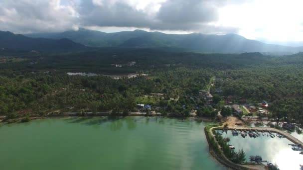 Vista aérea de la hermosa isla tropical. 4K . — Vídeos de Stock