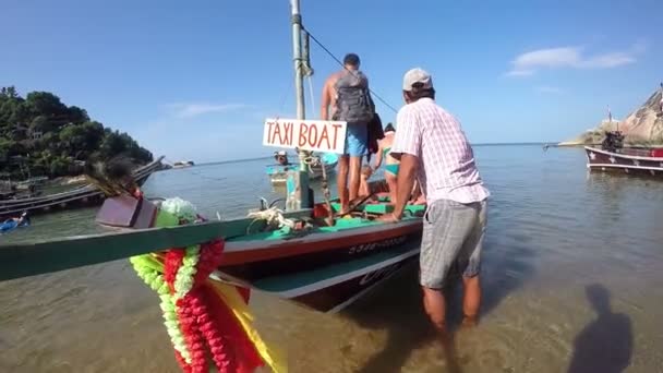 Long Tail Taxi Boat z turystami na Tropical Beach. Tajlandia, 15 Lis 2016. — Wideo stockowe