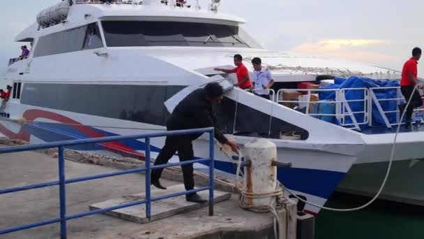 Aangemeerde of aangemeerde Scheepvaart Jacht op Pier — Stockvideo