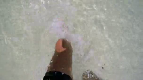 Homem correndo descalço na água do mar — Vídeo de Stock