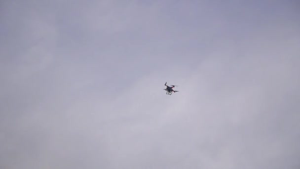 Летящий беспилотник в небе — стоковое видео