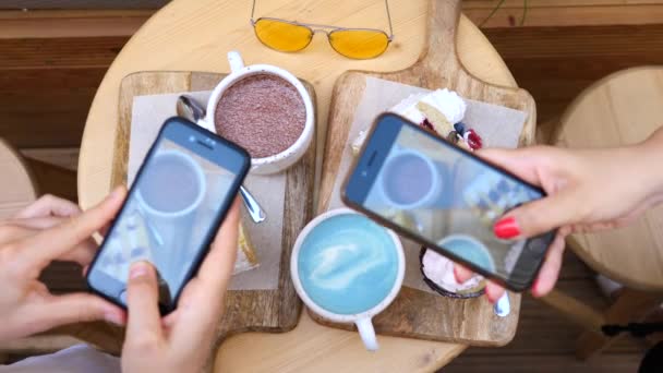 Amigos usando smartphones para tirar fotos de alimentos — Vídeo de Stock