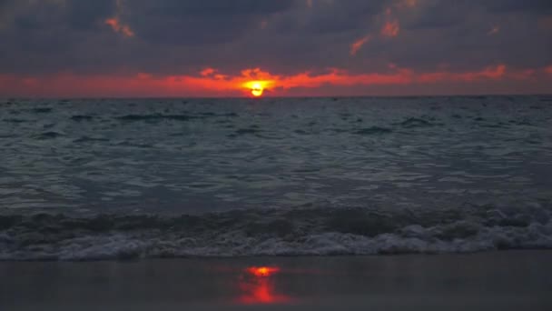 Puesta de sol sobre el mar — Vídeos de Stock