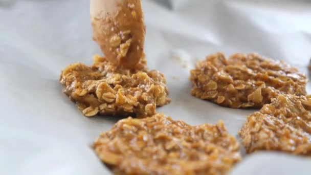 Cocinar galletas de avena saludables en una bandeja para hornear — Vídeos de Stock