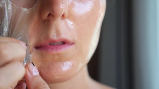 Spa Girl Appliquer masque facial dans le salon de beauté. Gros plan . — Video