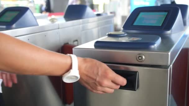Passagerare går igenom biljettbarriären med hjälp av Underground Travel Card — Stockvideo