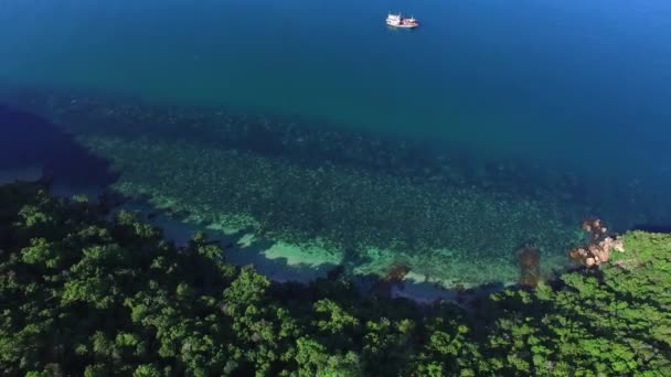 Luchtfoto: Tropisch eiland met blauwe lagune — Stockvideo