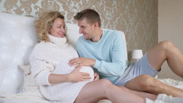 Joyeux couple enceinte se reposant à la maison . — Video