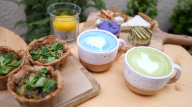 Matcha Green Tea Latte, Blue Matcha Latte ve Vegan Gıda ile Kahvaltı.