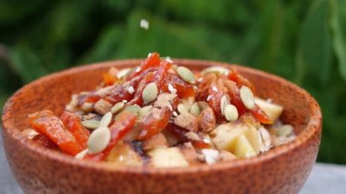 Sağlıklı yulaf ezmesi Smoothie Bowl Meyve, Fındık, Tohum, Ev Yapımı Granola