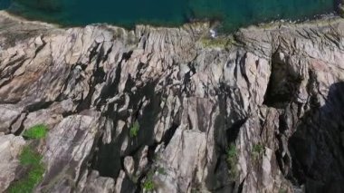 Hava: Muhteşem Ada Kayalıkları veya Kayalıklar ve Deniz