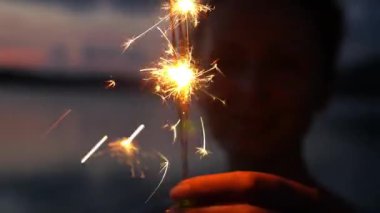 Gece vakti Sparkler ya da Bengal Işığı Tutan Kadın