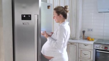 Hamilelik Çılgınlığı Konsepti. Buzdolabında Yemek Arayan Hamile Kadın.