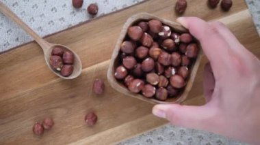 Tahta tahtaya fındık koymak. Sağlıklı Beslenme Konsepti.