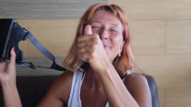 Vr Gözlüklü Orta Yaşlı Kadın Başparmağını kaldırdı