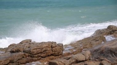 Deniz Dalgalarıyla Uçurumlar. Yavaş Hareket.