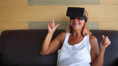 Vr Gözlüklü Heyecanlı Yaşlı Kadın