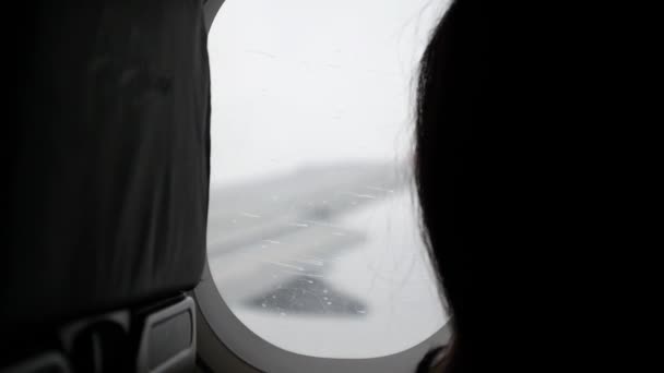 Капли дождя на окно самолета во время полета во время шторма — стоковое видео