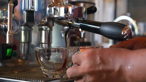Primer plano de verter café de la máquina de café en la taza de vidrio — Vídeo de stock