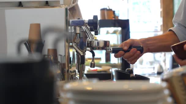 Barista lisování mleté kávy do Portafilter by Tamper, aby se káva — Stock video