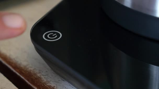 Vinger Druk op de knop op de koffiezetapparaat close-up — Stockvideo