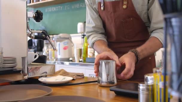 Uomo barista che fa il caffè utilizzando la macchina in Hipster Coffee Shop — Video Stock