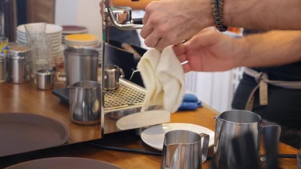 Händerna i Barista att göra kaffe i kaffebryggare Närbild — Stockvideo