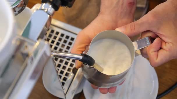 Barista Steaming Milk para Hot Cappuccino com máquina de café. Fechar. — Vídeo de Stock