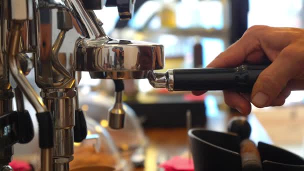 Close up de barista fazendo café na máquina de café — Vídeo de Stock