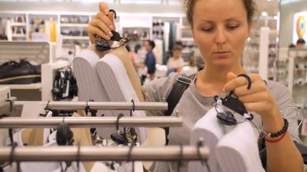 Shopping Donna Scelta di scarpe da ginnastica in scarpe e abbigliamento negozio — Video Stock