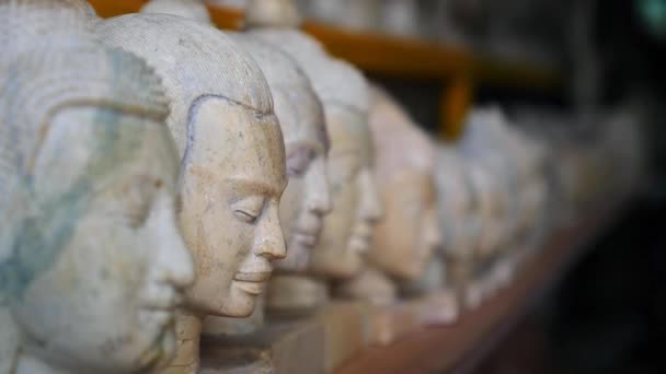 Fila di volti di Buddha nel negozio di souvenir — Video Stock