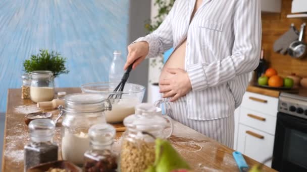 Έγκυος γυναίκα μαγείρεμα τηγανίτες για πρωινό στην κουζίνα — Αρχείο Βίντεο