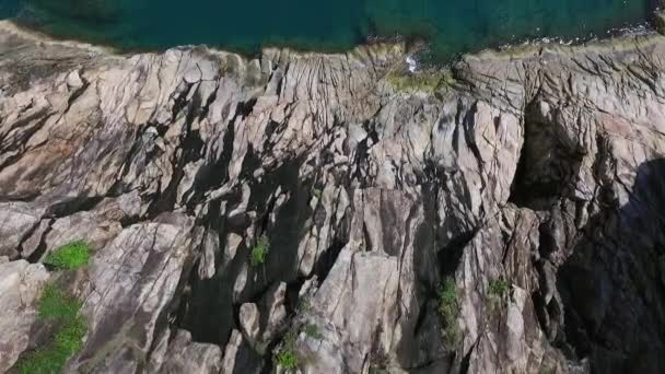 Aérien : Rochers ou falaises des Îles Magnifiques et Mer 