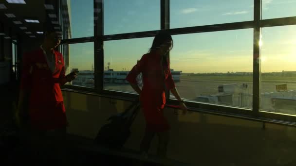 Stewardess klaar voor instappen naar vliegtuig bij zonsondergang. — Stockvideo