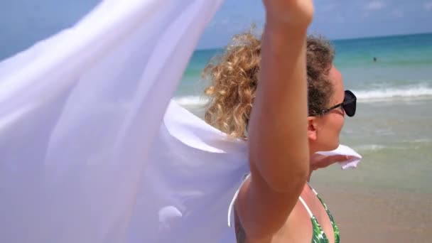 Mulher jovem com cabelo loiro em biquíni na praia — Vídeo de Stock